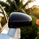 Glanzschwarze Spiegelkappe mit LED-Blinker für Auto, stilvolles Styling-Zubehör im Sonnenlicht